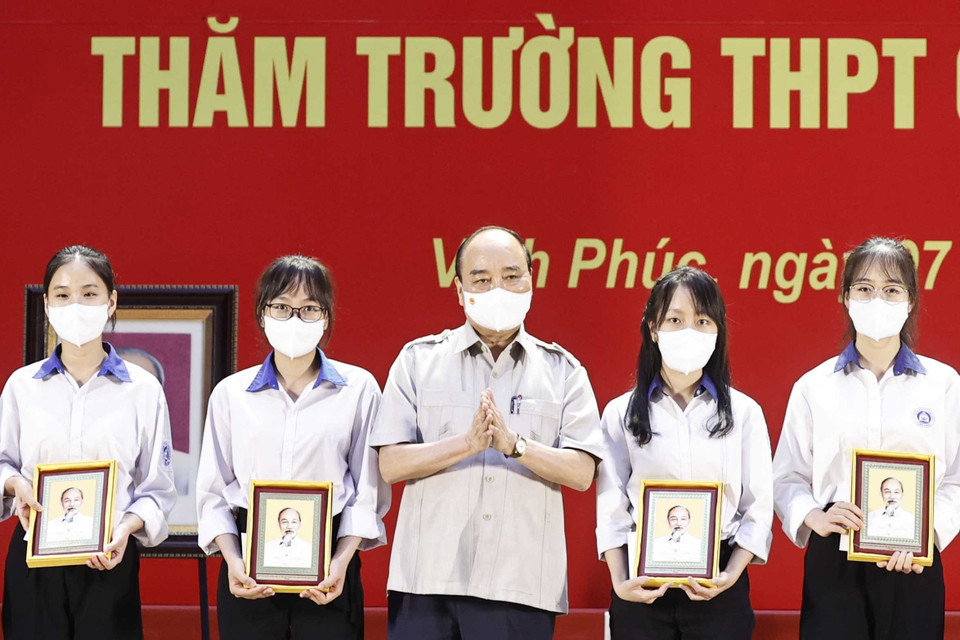 Chủ tịch nước Nguyễn Xuân Phúc tặng quà cho các học sinh đoạt giải cao qua các kỳ thi. (Ảnh: Thống Nhất/TTXVN)