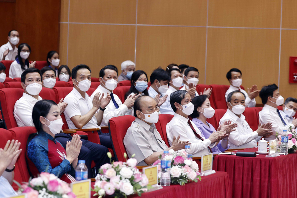 Chủ tịch nước Nguyễn Xuân Phúc thăm Trường THPT chuyên Vĩnh Phúc. (Ảnh: Thống Nhất/TTXVN)