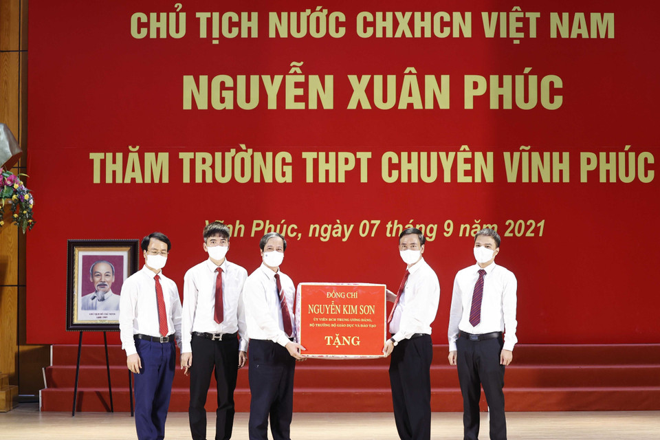 Bộ trưởng Bộ Giáo dục và Đào tạo Nguyễn Kim Sơn tặng quà cho Trường THPT chuyên Vĩnh Phúc. (Ảnh: Thống Nhất/TTXVN)