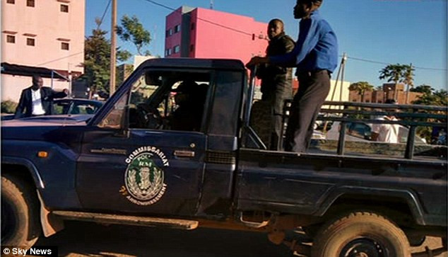 Nhân chứng nghe thấy một tiếng nổ lớn phát ra từ khách sạn. 