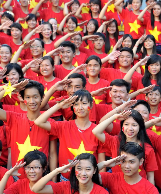 Các bạn trẻ thể hiện tình yêu Tổ quốc. (Ảnh: An Hiếu/TTXVN)