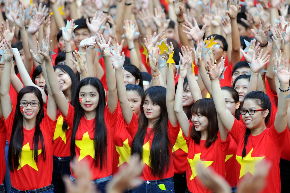 Đồng diễn trên nền bài hát ''Đến với con người Việt Nam tôi''. (Ảnh: An Hiếu/TTXVN)