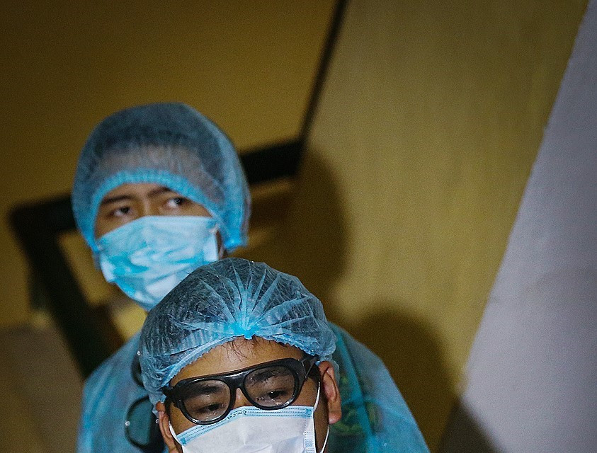  Lực lượng các y bác sỹ có mặt từ rất sớm tại Trường Quân sự tỉnh Hòa Bình, thuộc tổ 14, phường Thịnh Lang, thành phố Hòa Bình trước giờ đoàn xe đưa các công dân từ vùng dịch về cách ly, theo dõi để kịp thời kiểm tra sức khỏe cho mỗi người. (Ảnh: Trọng Đạt/TTXVN)