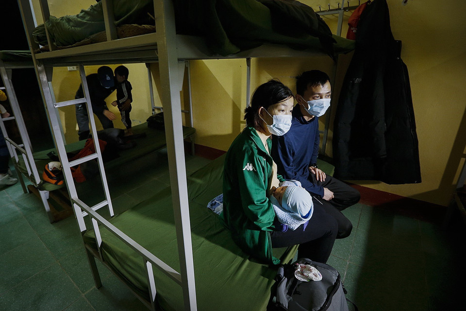 Vợ chồng anh Trần Đình Dũng (Nghệ An) và bé sơ sinh 1 tháng 20 ngày tại phòng ở cách ly theo dõi COVID-19 của Trường Quân sự tỉnh Hòa Bình thuộc diện du học sinh vừa học vừa làm tại Busan (Hàn Quốc). (Ảnh: Trọng Đạt/TTXVN)