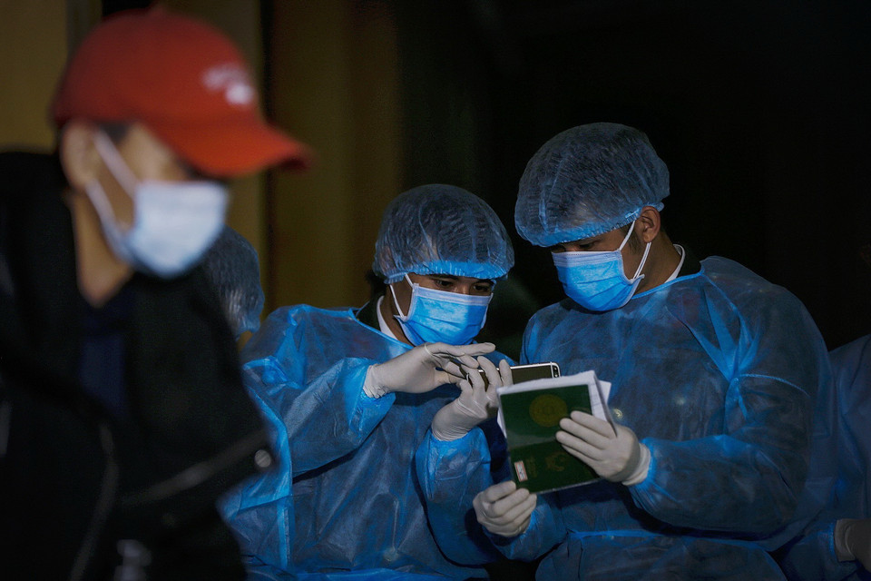 Công tác kiểm tra sức khỏe, rà soát tên tuổi và điểm đến tại vùng dịch Hàn Quốc của mỗi công dân được các cán bộ, y bác sỹ thực hiện chặt chẽ, đúng quy định trước khi đưa công dân vào các điểm cách ly khác nhau theo từng mức độ. (Ảnh: Trọng Đạt/TTXVN)