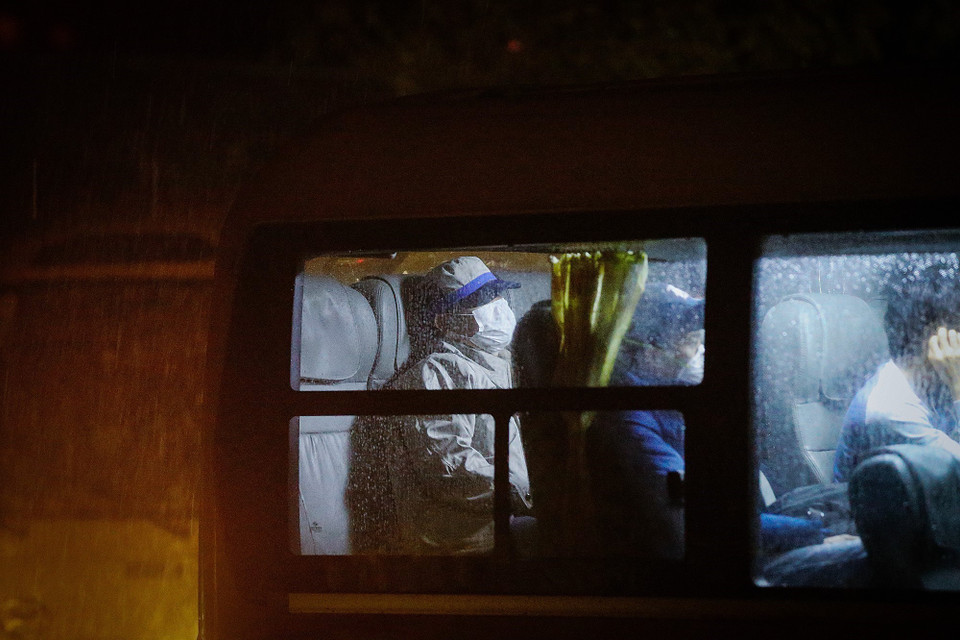  Xe đưa các công dân trở về từ Hàn Quốc đến khu cách ly. (Ảnh: Trọng Đạt/TTXVN)