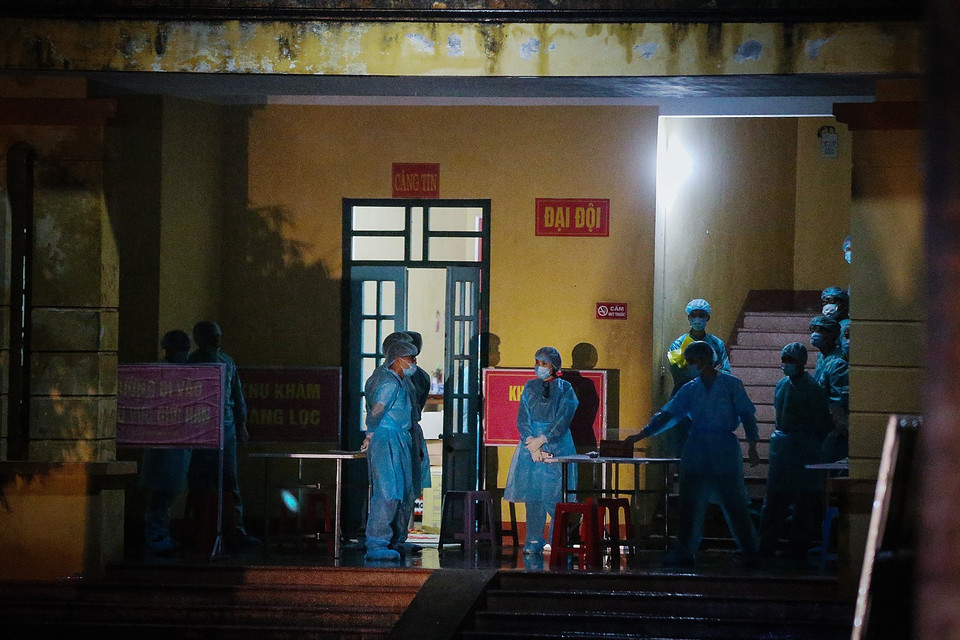  Lực lượng các y, bác sỹ đã có mặt từ rất sớm tại Trường Quân sự tỉnh Hòa Bình, thuộc tổ 14 phường Thịnh Lang trước giờ đoàn xe đưa các công dân từ vùng dịch về cách ly, theo dõi để kịp thời kiểm tra sức khỏe cho mỗi người. (Ảnh: Trọng Đạt/TTXVN)