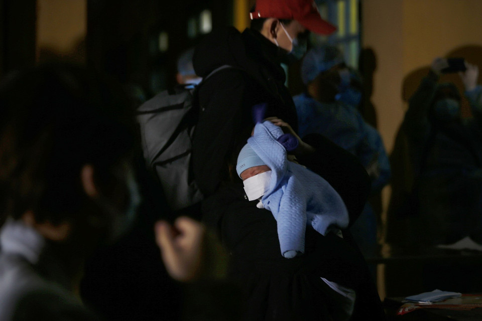 Bé sơ sinh nằm ngủ trên vai mẹ tại khu vực cách ly theo dõi dịch COVID-19 Trường Quân sự tỉnh Hòa Bình. (Ảnh: Trọng Đạt/TTXVN)