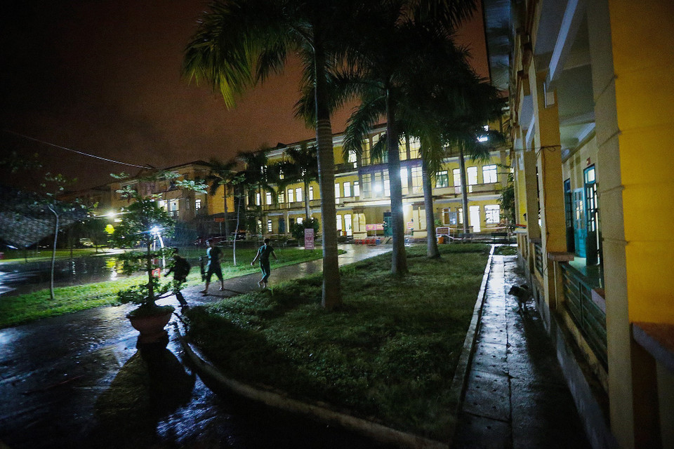  Công tác đón công dân trở về từ vùng dịch COVID-19 Hàn Quốc được chuẩn bị chu đáo dù trời mưa lớn. (Ảnh: Trọng Đạt/TTXVN)