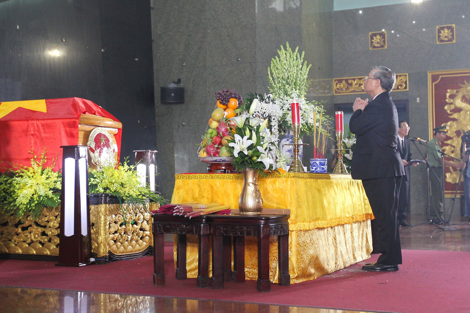 Ủy viên Bộ Chính trị, Thường trực Ban Bí thư Trần Quốc Vượng dâng hương tại lễ viếng đồng chí Trần Quốc Hương. (Ảnh: Thanh Vũ/TTXVN)