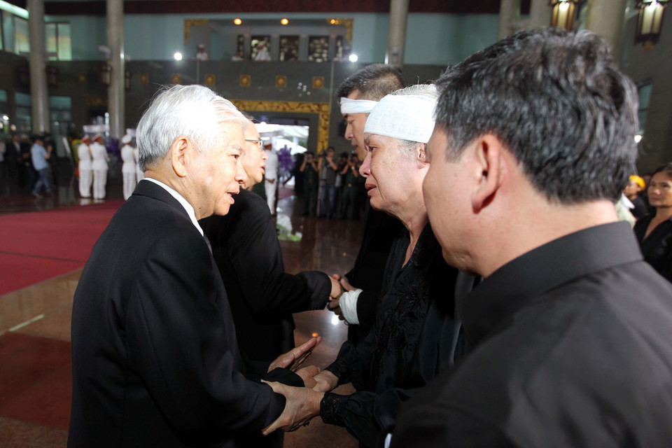 Nguyên Chủ tịch nước Nguyễn Minh Triết đến viếng và chia buồn với gia quyến đồng chí Trần Quốc Hương. (Ảnh: Thanh Vũ/TTXVN)