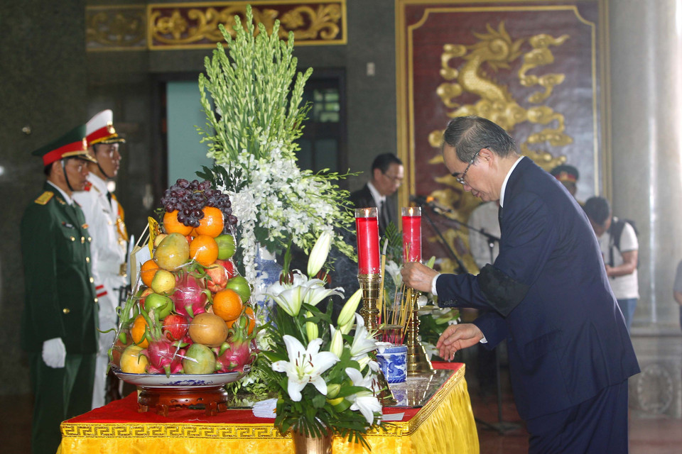 Bí thư Thành ủy Thành phố Hồ Chí Minh Nguyễn Thiện Nhân đến viếng đồng chí Trần Quốc Hương. (Ảnh: Thanh Vũ/TTXVN)