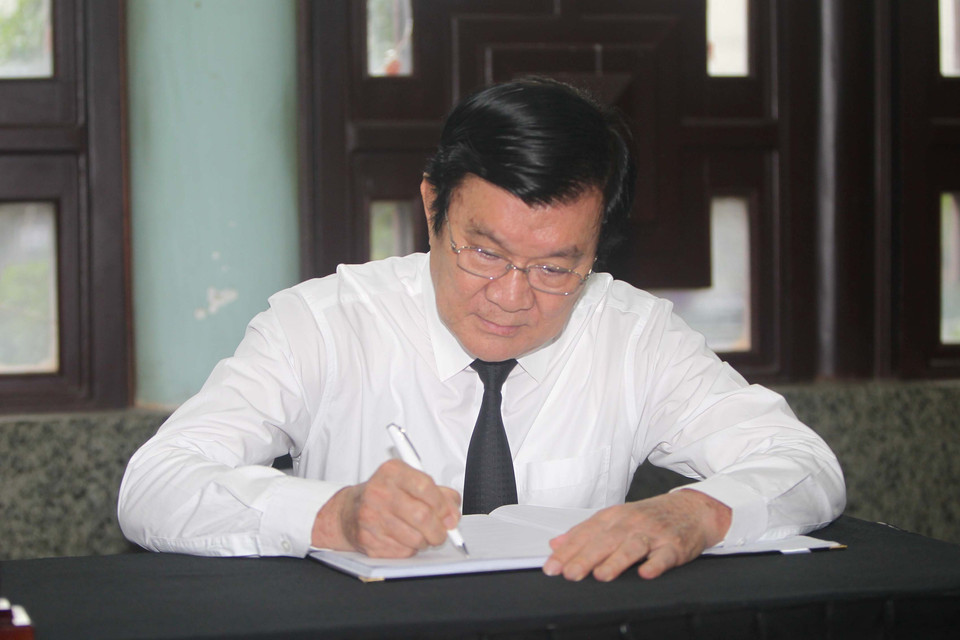 Nguyên Chủ tịch nước Trương Tấn Sang ghi sổ tang tại lễ viếng đồng chí Trần Quốc Hương. (Ảnh: Thanh Vũ/TTXVN)