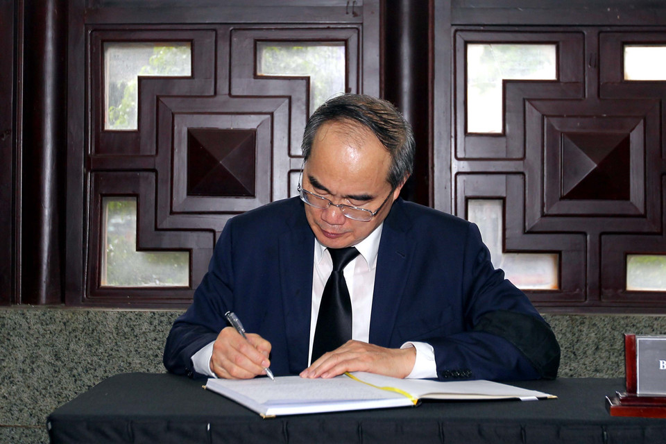 Bí thư Thành ủy Thành phố Hồ Chí Minh Nguyễn Thiện Nhân ghi sổ tang tại lễ viếng đồng chí Trần Quốc Hương. (Ảnh: Thanh Vũ/TTXVN)