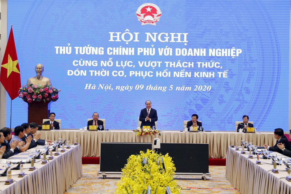 Thủ tướng Nguyễn Xuân Phúc và các Phó Thủ tướng chủ trì hội nghị tại điểm cầu Hà Nội. (Ảnh: Thống Nhất/TTXVN)