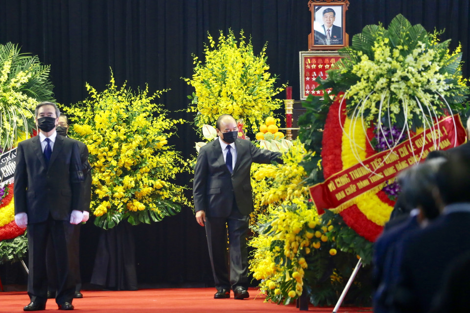 Thủ tướng Nguyễn Xuân Phúc dẫn đầu Đoàn đại biểu lãnh đạo Đảng, Nhà nước viếng viếng nguyên Tổng Bí thư Lê Khả Phiêu. (Ảnh: Dương Giang/TTXVN)