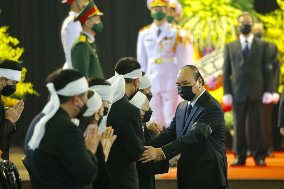 Thủ tướng Nguyễn Xuân Phúc viếng và chia buồn cùng gia đình nguyên Tổng Bí thư Lê Khả Phiêu. (Ảnh: Dương Giang/TTXVN)