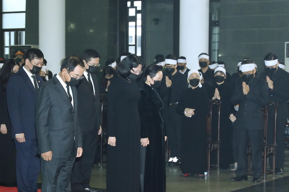 Đoàn đại biểu Chủ tịch nước Cộng hoà Xã hội chủ nghĩa Việt Nam do Phó Chủ tịch nước Đặng Thị Ngọc Thịnh dẫn đầu, viếng nguyên Tổng Bí thư Lê Khả Phiêu. (Ảnh: TTXVN)