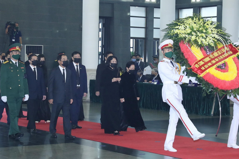 Đoàn đại biểu Chủ tịch nước Cộng hòa Xã hội chủ nghĩa Việt Nam do Phó Chủ tịch nước Đặng Thị Ngọc Thịnh dẫn đầu, viếng nguyên Tổng Bí thư Lê Khả Phiêu. (Ảnh: TTXVN)