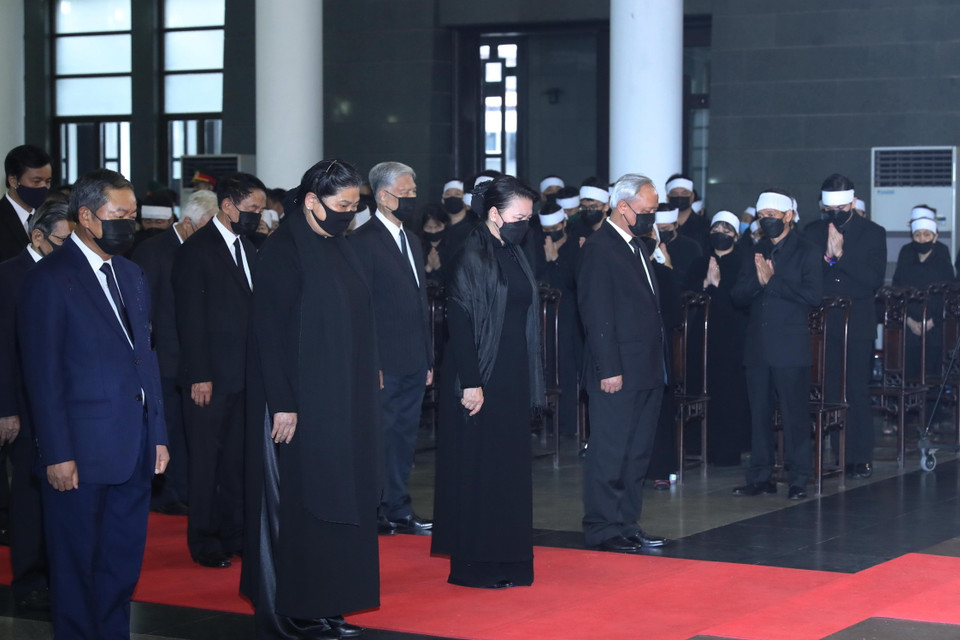 Đoàn đại biểu Quốc hội do Chủ tịch Quốc hội Nguyễn Thị Kim Ngân dẫn đầu, viếng nguyên Tổng Bí thư Lê Khả Phiêu. (Ảnh: TTXVN)