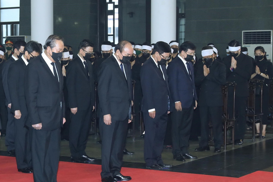 Đoàn đại biểu Chính phủ do Thủ tướng Nguyễn Xuân Phúc dẫn đầu, viếng nguyên Tổng Bí thư Lê Khả Phiêu. (Ảnh: TTXVN)