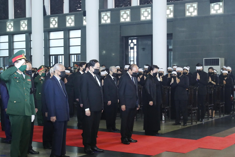 Đoàn đại biểu Ban Chấp hành Trung ương Đảng, các đồng chí lãnh đạo, nguyên lãnh đạo Đảng, Nhà nước do Thủ tướng Nguyễn Xuân Phúc dẫn đầu, viếng nguyên Tổng Bí thư Lê Khả Phiêu. (Ảnh: TTXVN)