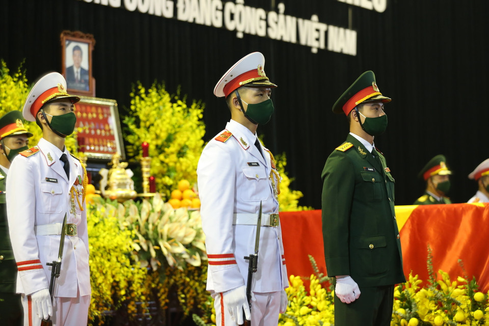 Lực lượng nghi lễ quân đội túc trực trước linh cữu đồng chí Lê Khả Phiêu. (Ảnh: Dương Giang/TTXVN)