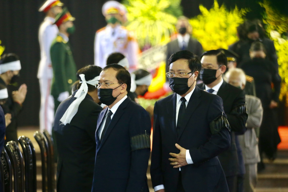 Đoàn đại biểu lãnh đạo Đảng, Nhà nước viếng và chia buồn cùng gia đình đồng chí Lê Khả Phiêu. (Ảnh: Dương Giang/TTXVN)