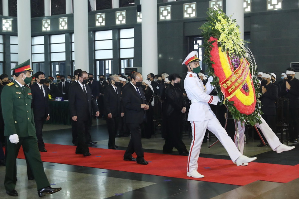 Đoàn đại biểu Ban Chấp hành Trung ương Đảng, các đồng chí lãnh đạo, nguyên lãnh đạo Đảng, Nhà nước do Thủ tướng Nguyễn Xuân Phúc dẫn đầu, viếng nguyên Tổng Bí thư Lê Khả Phiêu. (Ảnh: TTXVN)