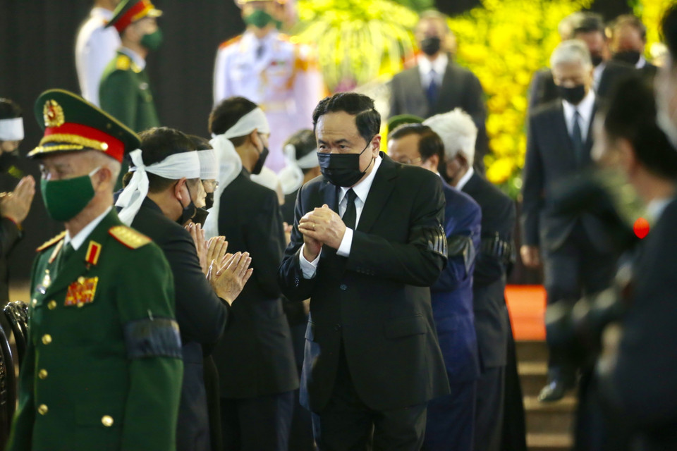 Đoàn đại biểu Ban Chấp hành Trung ương Đảng viếng và chia buồn với gia đình nguyên Tổng Bí thư Lê Khả Phiêu. (Ảnh: Dương Giang/TTXVN)