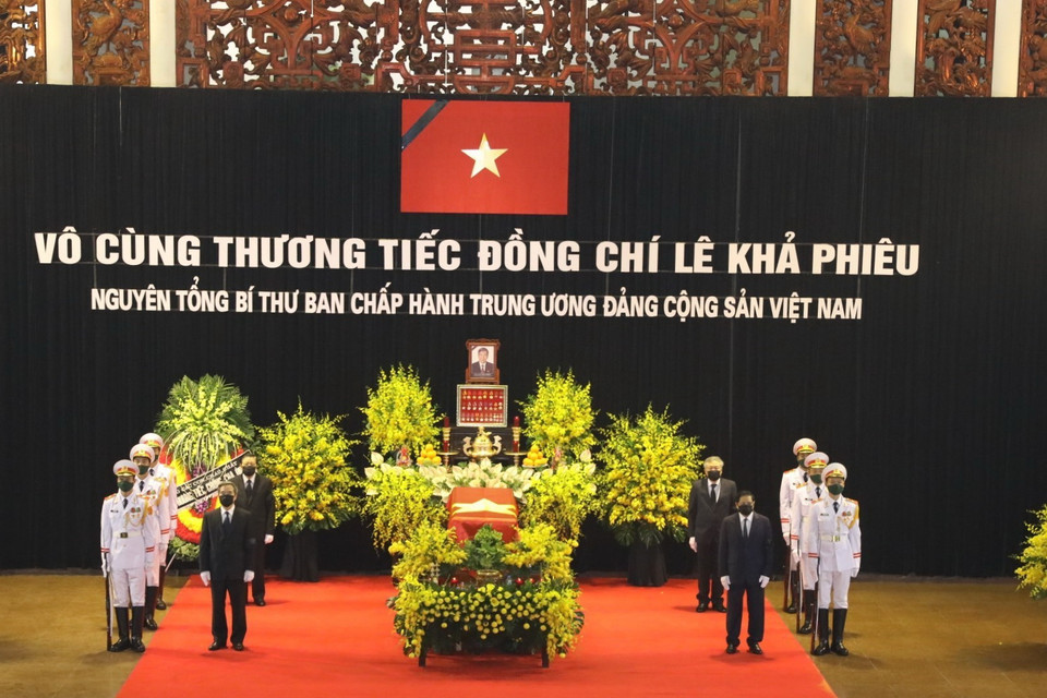 Linh cữu nguyên Tổng Bí thư Lê Khả Phiêu được quàn tại Nhà tang lễ. (Ảnh: TTXVN)
