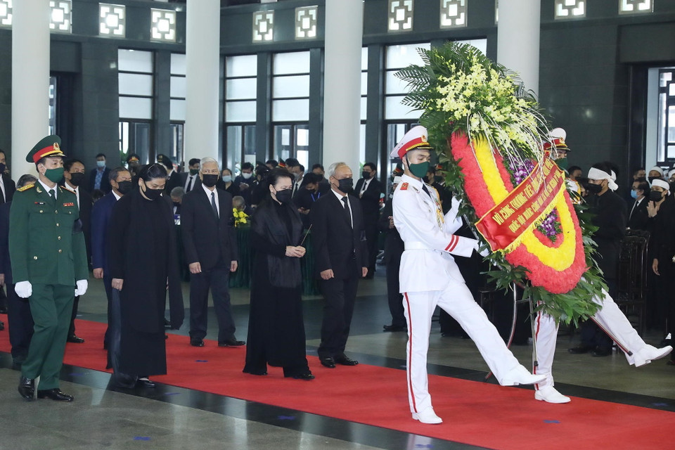 Đoàn đại biểu Quốc hội do Chủ tịch Quốc hội Nguyễn Thị Kim Ngân dẫn đầu, viếng nguyên Tổng Bí thư Lê Khả Phiêu. (Ảnh: TTXVN)