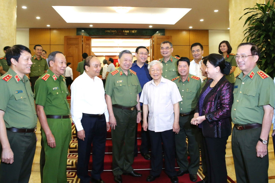 Tổng Bí thư, Chủ tịch nước Nguyễn Phú Trọng và đồng chí Nguyễn Xuân Phúc, Ủy viên Bộ Chính trị, Thủ tướng Chính phủ; đồng chí Nguyễn Thị Kim Ngân, Ủy viên Bộ Chính trị , Chủ tịch Quốc hội cùng các đồng chí Bộ Chính trị với Ban Thường vụ Đảng ủy Công an Trung ương. (Ảnh: Phương Hoa/TTXVN)