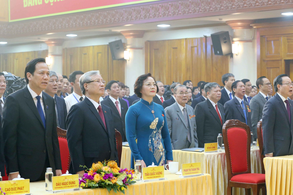 Đại biểu thực hiện nghi thức chào cờ. (Ảnh: Phương Hoa/TTXVN)