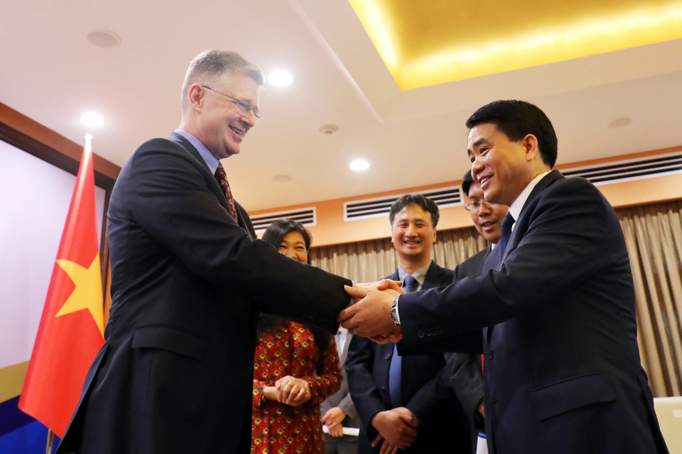 Chủ tịch UBND thành phố Hà Nội Nguyễn Đức Chung với Đại sứ Hoa Kỳ tại Việt Nam Daniel J. Kritenbrink. (Ảnh: Lâm Khánh/TTXVN)