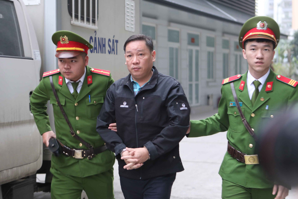 Cảnh sát dẫn giải bị cáo đến tòa xét xử. (Ảnh: Doãn Tấn/TTXVN)