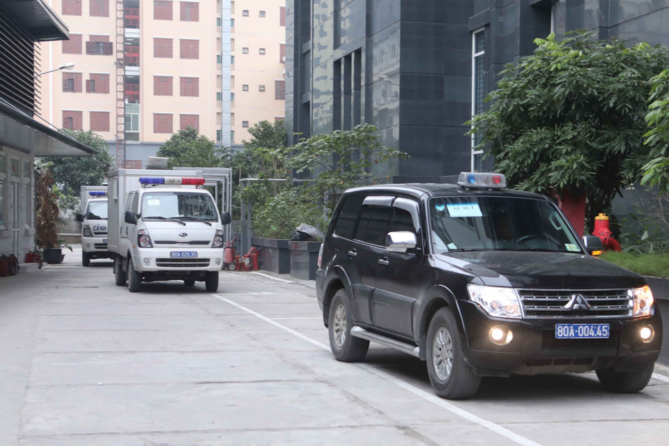 Xe cảnh sát đưa bị cáo đến tòa xét xử. (Ảnh: Doãn Tấn/TTXVN)