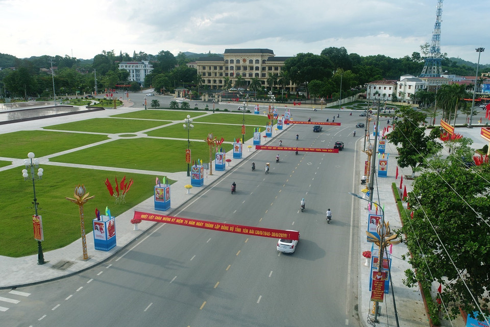 Đường phố Yên Bái rợp cờ hoa chào mừng kỷ niệm 120 năm ngày thành lập tỉnh Yên Bái (11/4/1900-11/4/2020) và 75 năm ngày thành lập Đảng bộ tỉnh Yên Bái (30/6/1945-30/6/2020). (Ảnh: Đức Tưởng/TTXVN)