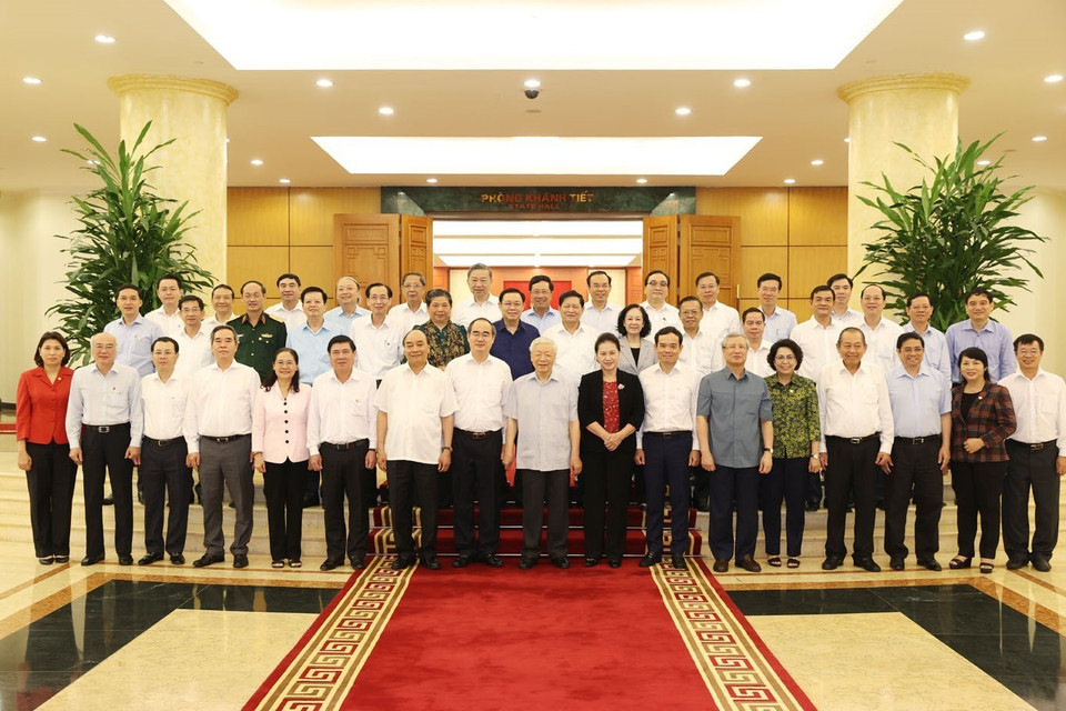 Tổng Bí thư, Chủ tịch nước Nguyễn Phú Trọng và các đồng chí Bộ Chính trị chụp ảnh chung với Ban Thường vụ Thành ủy Thành phố Hồ Chí Minh. (Ảnh: Trí Dũng/TTXVN)