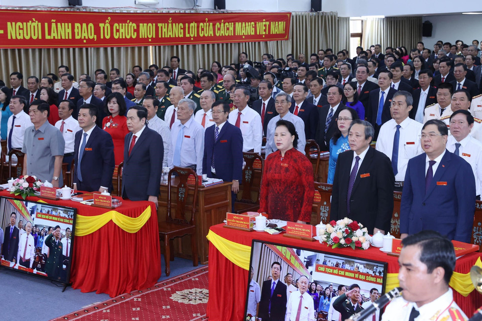 Ủy viên Bộ Chính trị, Chủ tịch Quốc hội Nguyễn Thị Kim Ngân và các đại biểu dự Đại hội thực hiện nghi thức chào cờ. (Ảnh: Trọng Đức/TTXVN)