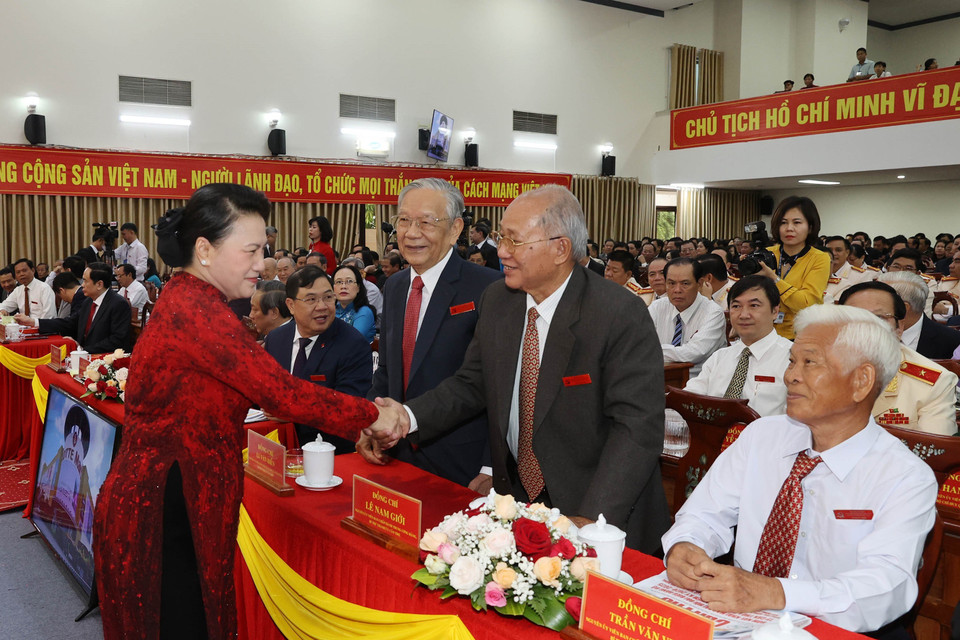 Ủy viên Bộ Chính trị, Chủ tịch Quốc hội Nguyễn Thị Kim Ngân với các đại biểu. (Ảnh: Trọng Đức/TTXVN)