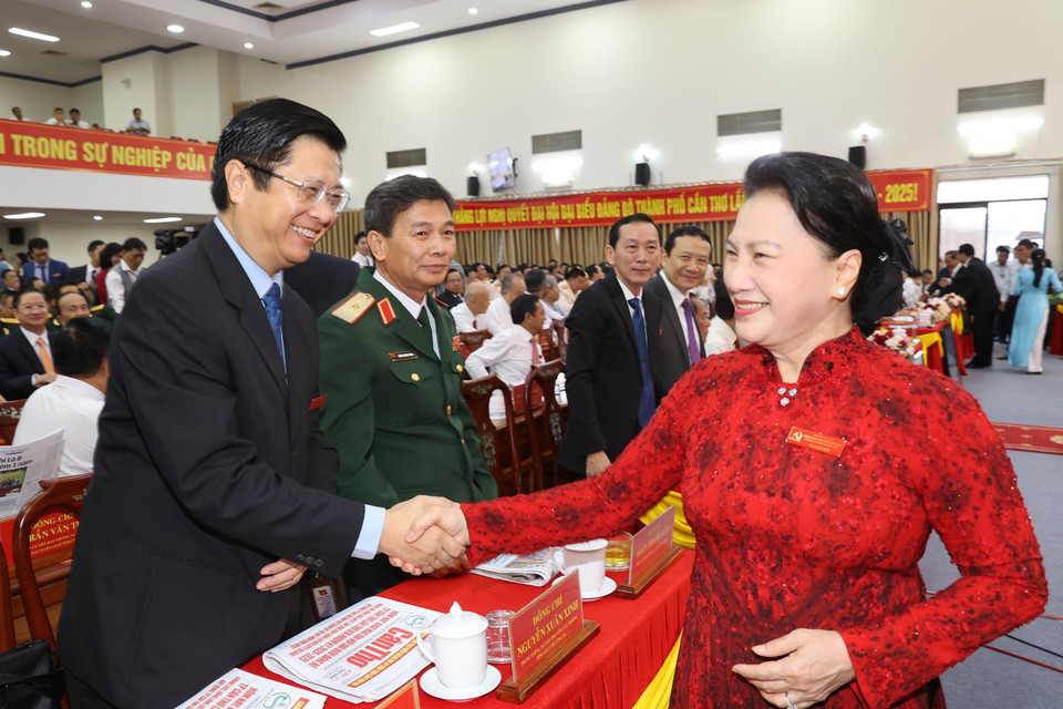 Ủy viên Bộ Chính trị, Chủ tịch Quốc hội Nguyễn Thị Kim Ngân với các đại biểu. (Ảnh: Trọng Đức/TTXVN)