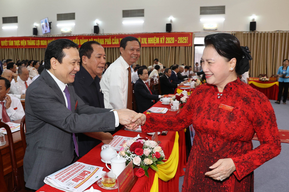 Ủy viên Bộ Chính trị, Chủ tịch Quốc hội Nguyễn Thị Kim Ngân với các đại biểu. (Ảnh: Trọng Đức/TTXVN)