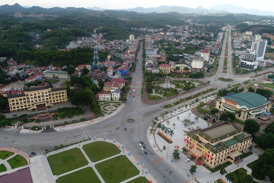 Thành phố Yên Bái nhìn từ trên cao. (Ảnh: Đức Tưởng/TTXVN)