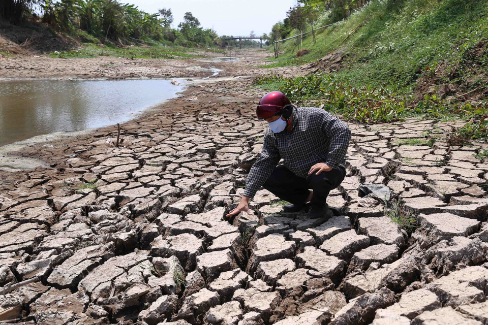  Hệ thống kênh, mương chính dẫn nước phục vụ sản xuất ở xã Long Hòa, thị xã Gò Công (Tiền Giang) bị khô hạn nứt nẻ từ nhiều ngày nay. (Ảnh: TTXVN)