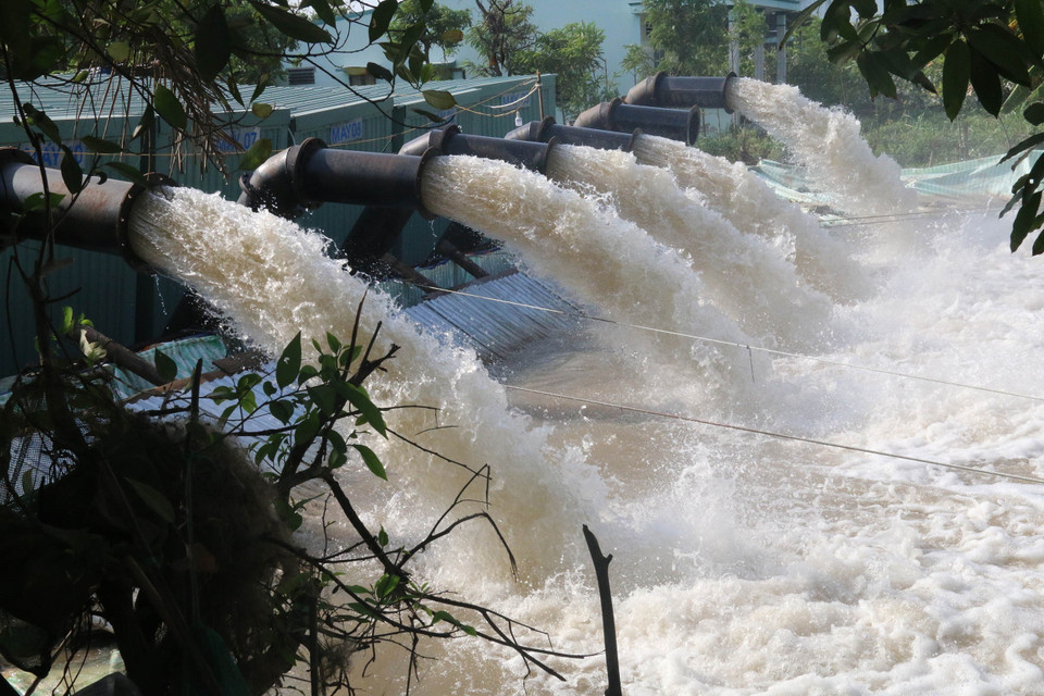 Huyện Gò Công, Tiền Giang triển khai hàng trăm điểm bơm chuyền trữ nước ngọt phục vụ sản xuất và đời sống, phòng chống hạn bảo vệ lúa. (Ảnh: TTXVN)