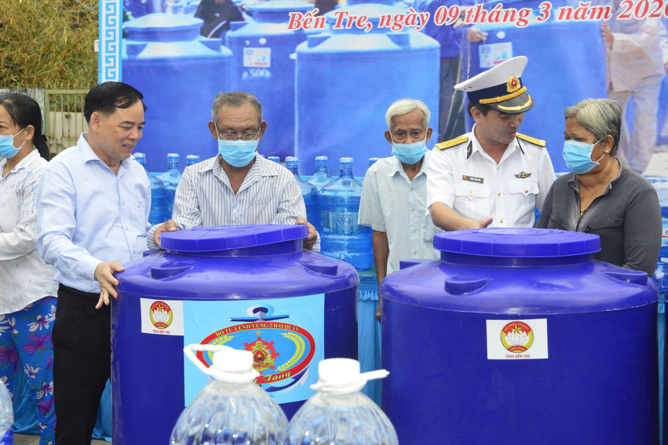 Trao bồn chứa nước cho người dân Bến Tre chủ động trữ nước ngọt. (Ảnh: TTXVN)