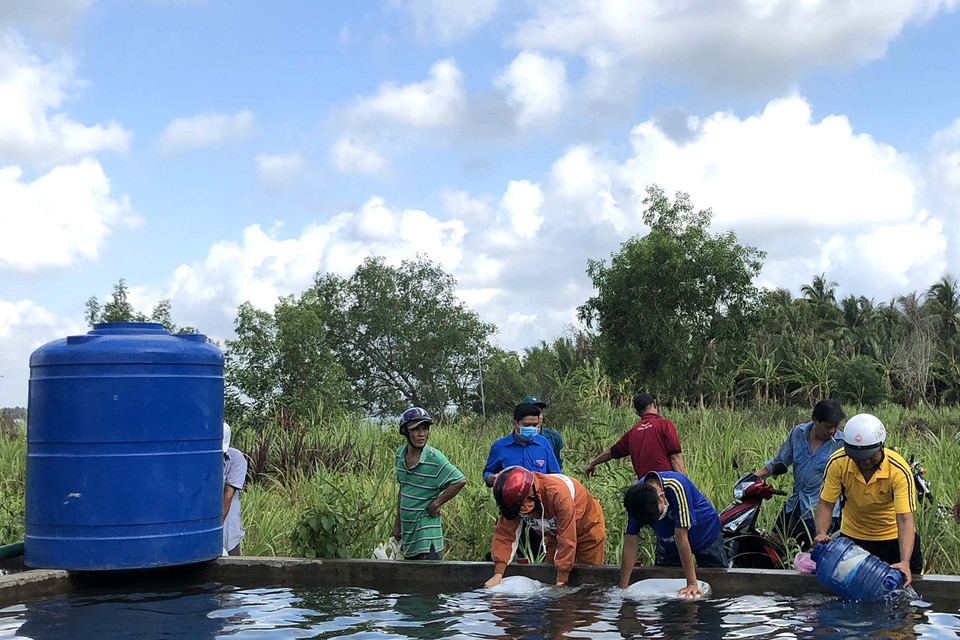 Công ty Cấp nước Sài Gòn cùng các đơn vị phối hợp vận chuyển hơn 3,6 triệu lít nước ngọt đến với người dân vùng hạn, mặn Đồng bằng sông Cửu Long. (Ảnh: TTXVN)