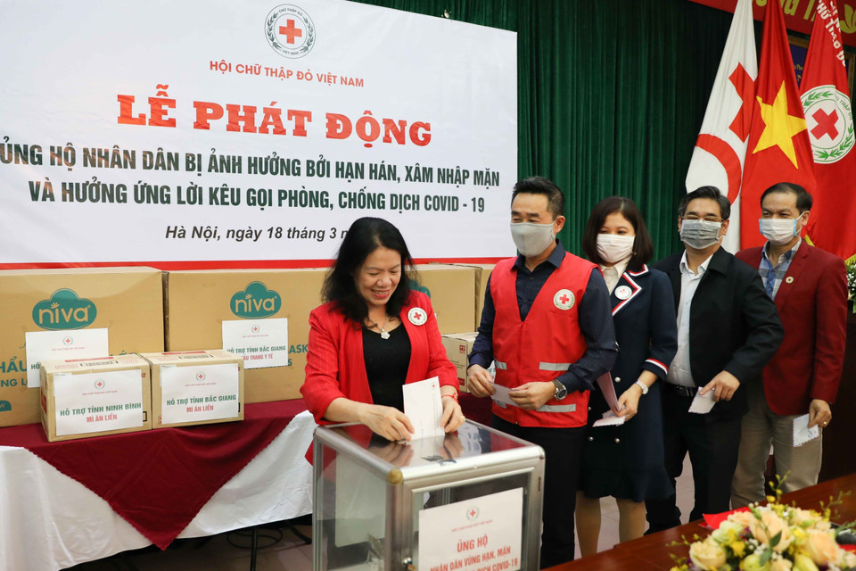 Hội Chữ thập Đỏ Việt Nam phát động ủng hộ nhân dân bị ảnh hưởng bởi hạn hán, xâm nhập mặn và hưởng ứng lời kêu gọi phòng, chống dịch COVID-19. (Ảnh: TTXVN)