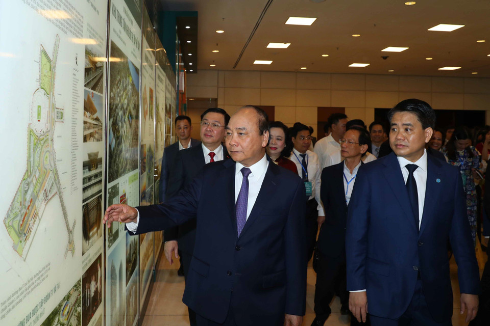 Thủ tướng Nguyễn Xuân Phúc và các đại biểu tham quan các gian trưng bày bên lề Hội nghị xúc tiến đầu tư Hà Nội 2020. (Ảnh: Thống Nhất/TTXVN)